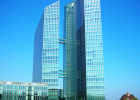 Zwei Hochhaustürme - die sogenannten Highlight Towers - am Autobahnende der A9 in München