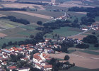 Das Luftbild zeigt Dörfer als Teile der Kulturlanschaft