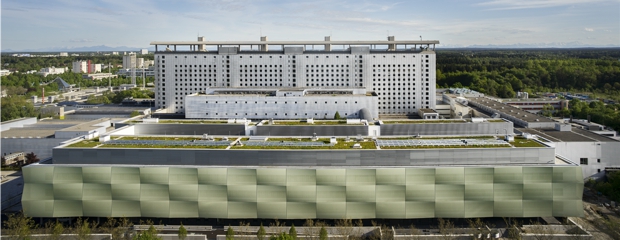 Klinikum der LMU München - Neubau Operatives Zentrum Großhadern, Blick von Nordwest auf das neue Operative Zentrum mit dem alten Bettenhaus im Hintergrund