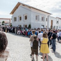 Reges Bürgertreffen vor dem „Blauen Haus“ in der Ortsmitte  © Edward Beierle