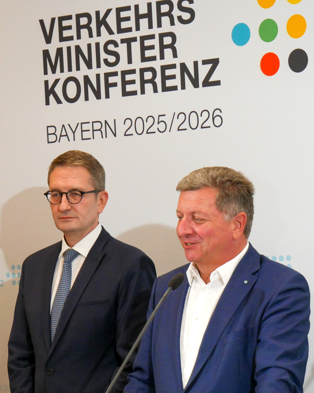 Bayerns Verkehrsminister Christian Bernreiter spricht in ein Mikrofon, daneben steht Staatssekretär im BMV, Stefan Schnorr
