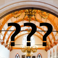 Festsaal. Davor drei große Fragezeichen