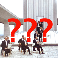 Ein Orchester spielt auf einem futuristischen Dach