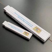 Zwei Meterstäbe, einer groß, einer klein