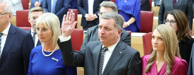 Staatsminister Christian Bernreiter wird im Plenum des Bayerischen Landtags vereidigt. Neben ihm stehen die Staatsministerinnen Ulrike Scharf und Judith Gerlach.