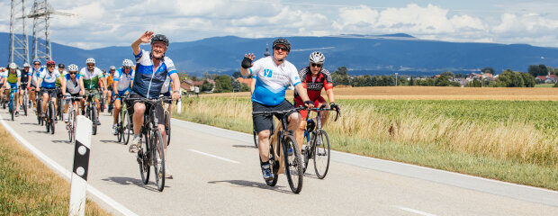 Staatsminister Christian Bernreiter und der evangelische Landesbischof Heinrich Bedford-Strohm bei der 2. Etappe der BR-Radltour 2022.