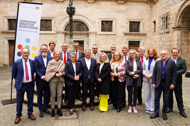 Gruppenfoto mit den Teilnehmerinnen und Teilnehmer der Verkehrsministerkonferenz in Nürnberg 