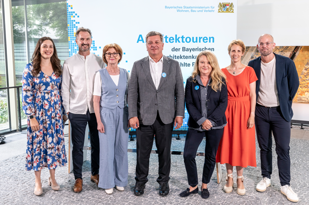 Gruppenbild mit Männern und Frauen