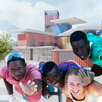 Im Hintergrund ist ein Bauprojekt aus mehreren farbigen Containern zu sehen. Im Vordergrund vier Personen - drei junge schwarze Männer und eine junge weiße Frau, die sich dynamisch nach vorne bewegen © StMB