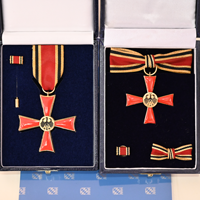 Zwei Schatullen mit dem Bundesverdienstkreuz © Rolf Poss Photographie