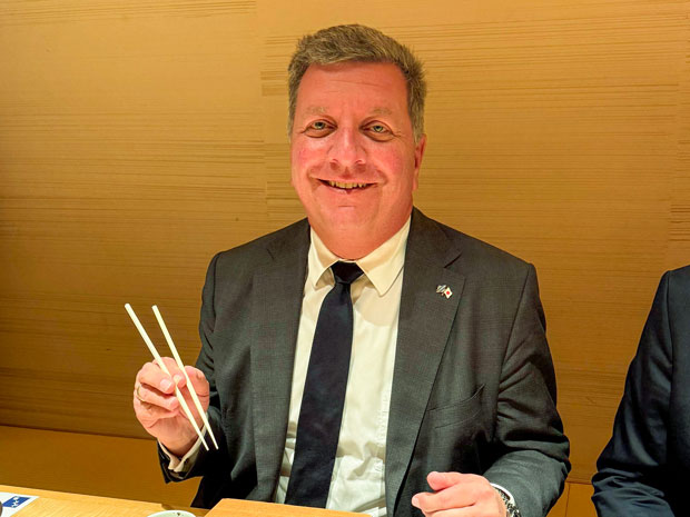 Staatsminister Christian Bernreiter isst mit Stäbchen