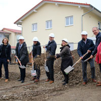 8. April 2019: Spatenstich in Untermeitingen: Die Gemeinde baut 15 bezahlbare und barrierefreie Mietwohnungen.Die Gesamtkosten für das Projekt betragen rund 2,9 Millionen Euro, davon gibt es aus dem Kommunalen Wohnraumförderungsprogramm (KommWFP) einen Zuschuss von 860.000 Euro vom Freistaat.Bauminister Hans Reichhart: "Mit dem Kommunalen Wohnrauförderungsprogramm bietet Bayern als einziges Bundesland ein Wohnungsbauprogramm speziell für Städte und Gemeinden an, die Mietwohnraum für einkommensschwächere Haushalte schaffen wollen. Es freut mich daher besonders, dass wir die Gemeinde Untermeitingen bei ihrem vorbildlichen Engagement unterstützen können."