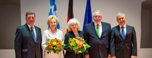 Bauminister Christian Bernreiter und Straubings Bürgermeister Albert Solleder zeichneten verdiente Bürger mit dem Bundesverdienstkreuz aus: Verlegerin Angelika Diekmann (v.l.), Sportfunktionärin Edeltraud Brandstetter und Altoberbürgermeister Reinhold Perlak. 