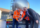 Verkehrsminister Dr. Hans Reichhart, Leiter der Straßenmeisterei Gersthofen Konrad Schneller, Thomas Huber, Werkleiter Develey testen die recycelte Sole aus einem Tankfahrzeug.
