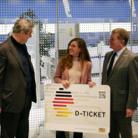 Ministerpräsident Dr. Markus Söder und Verkehrsminister Christian Bernreiter haben das erste Deutschlandticket in München an eine Bürgerin übergeben. © StMB/Schneider