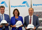 Herr Ministerpräsident Dr. Markus Söder, Frau Staatsministerin Ilse Aigner und der neue Geschäftsführer der BayernHeim GmbH, Herr Peter Baumeister bei der Gesellschaftsgründung.
